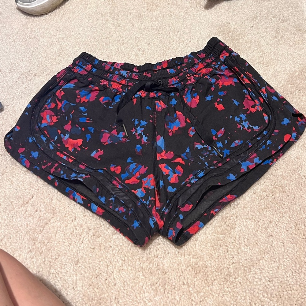 Lulu Lemon hotty hot low rise short 4”